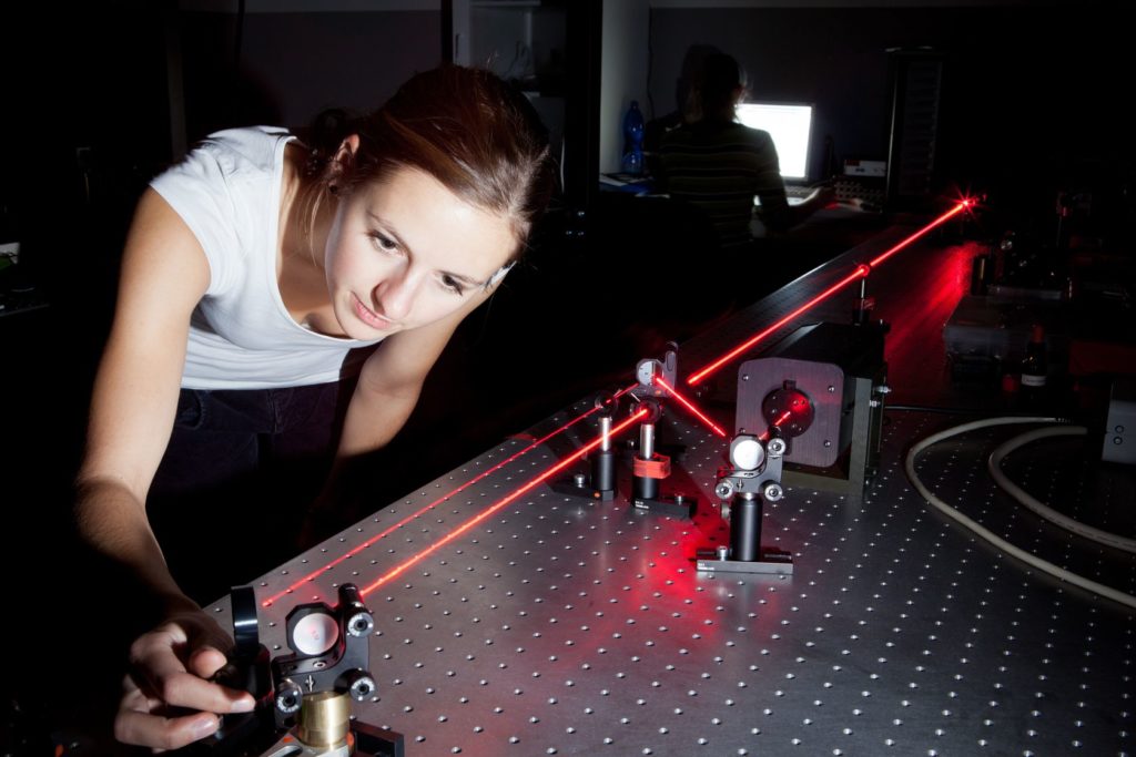 Vrouwelijke onderzoeker in een optisch laboratorium